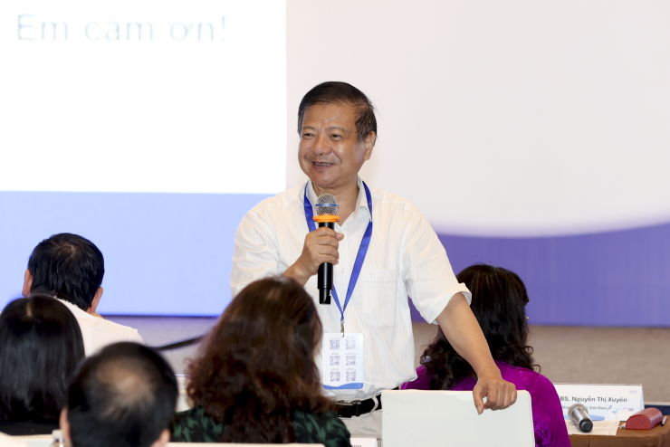 GS.TS.BS Nguyễn Văn Kính giải đáp thắc mắc của các chuyên gia y tế tại hội thảo.
