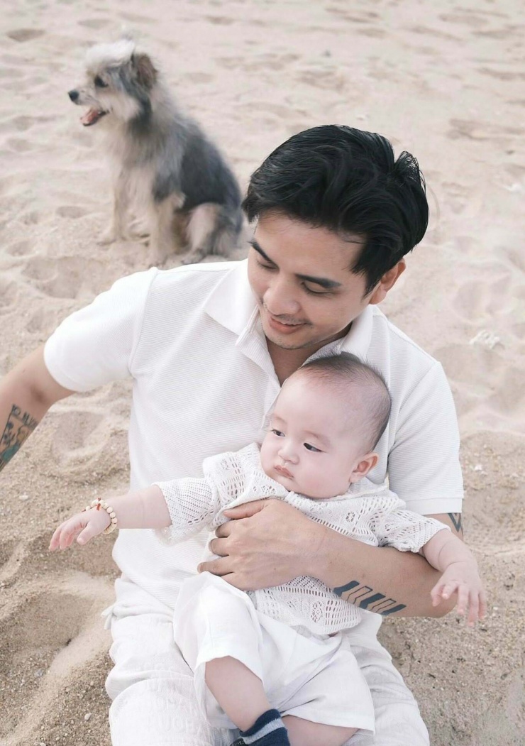 Giai đoạn con được một tháng tuổi, dù có mẹ vợ phụ giúp, anh vẫn muốn chủ động lo cho bé Hin. Anh nhờ y tá hướng dẫn thêm các kỹ năng như cách massage cho trẻ sơ sinh.