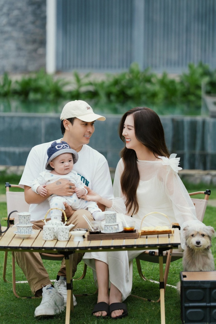 Hồ Quang Hiếu đưa vợ con về thăm quê nội hồi tháng 6. Hiện ca sĩ thuê một người giúp việc phụ chăm sóc con để vợ chồng anh tranh thủ nghỉ ngơi.