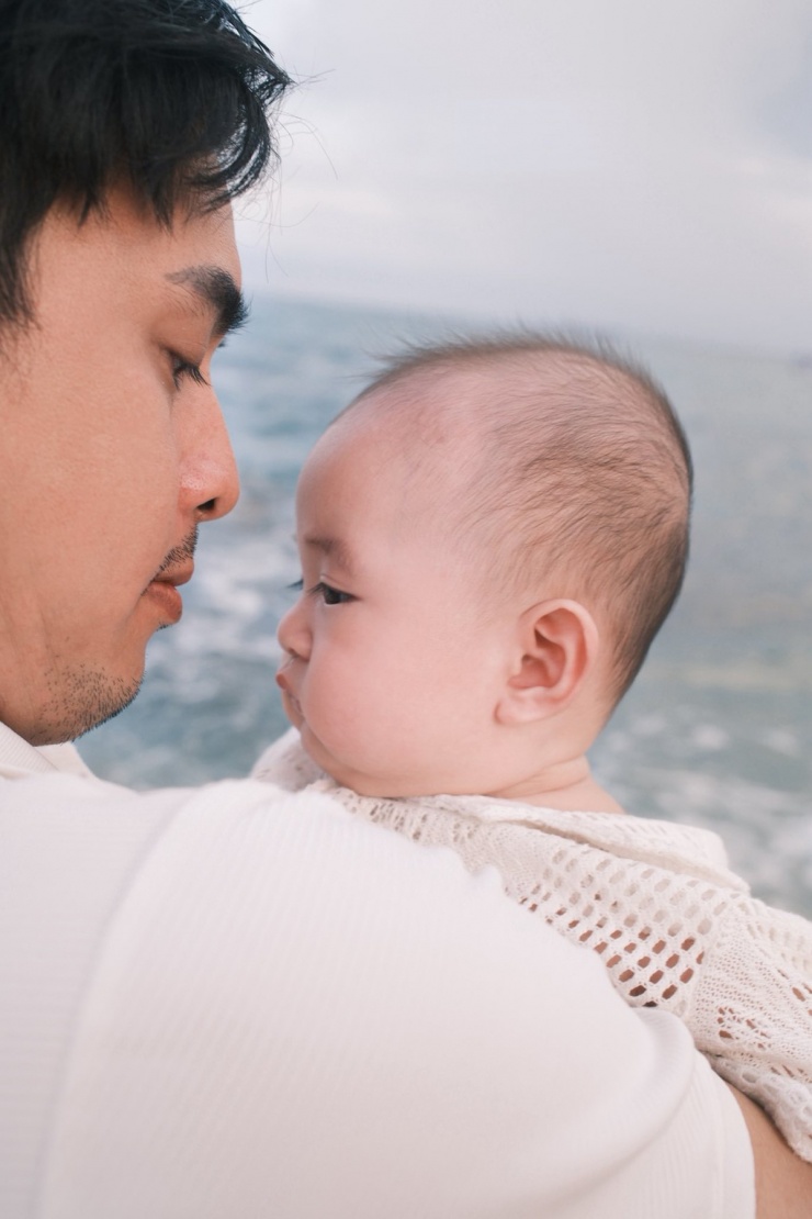 Hồ Quang Hiếu cho biết giành việc chăm con vào mỗi tối để vợ được ngủ ngon. Ban ngày, nếu không bận thu âm, quản lý công việc kinh doanh, anh đều tranh thủ chơi, trò chuyện cùng bé Hin.