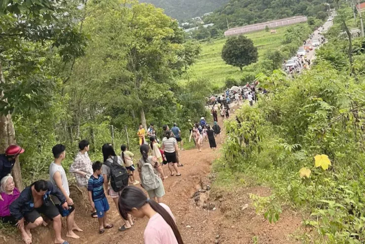 Người dân lo bỏ chạy lên núi cao khi nghe tin thất thiệt vỡ đập thủy điện Bản Vẽ.