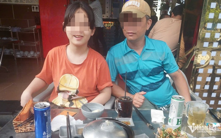 Bé gái 13 tuổi trong vòng tay của người cha. Ảnh: T.D.