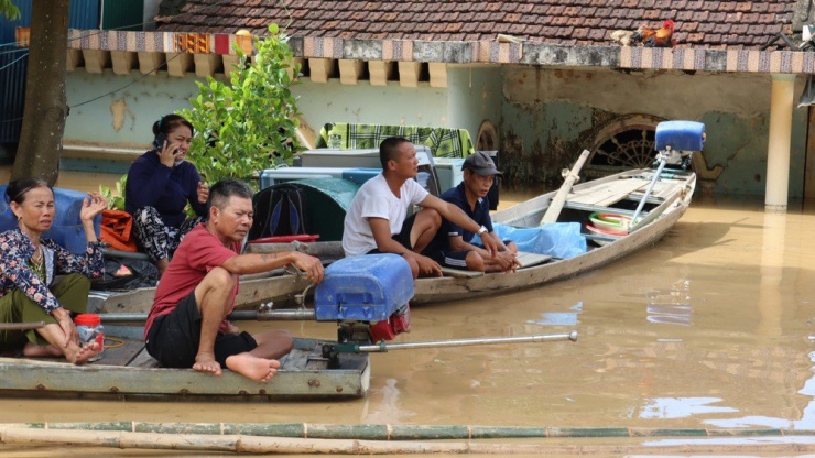 Người dân Nghệ An chạy lũ.