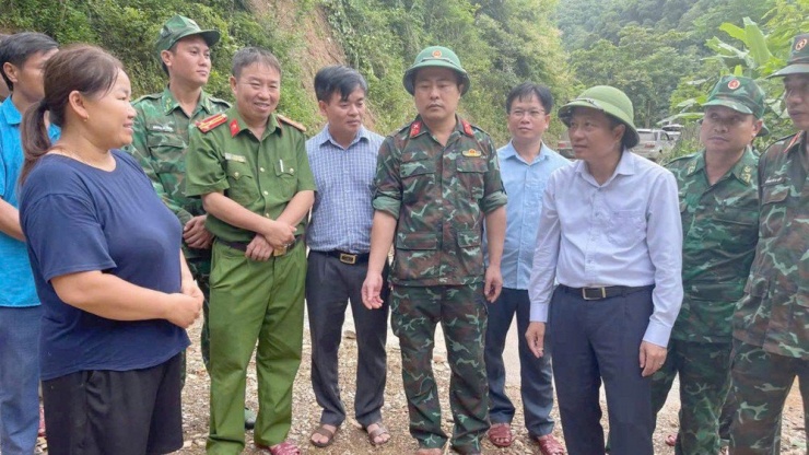  Ông Lê Hồng Vinh - Chủ tịch UBND tỉnh Nghệ An (thứ 3 từ phải qua) thăm hỏi, động viên người dân miền núi Nghệ An bị thiệt hại do mữa lũ. 