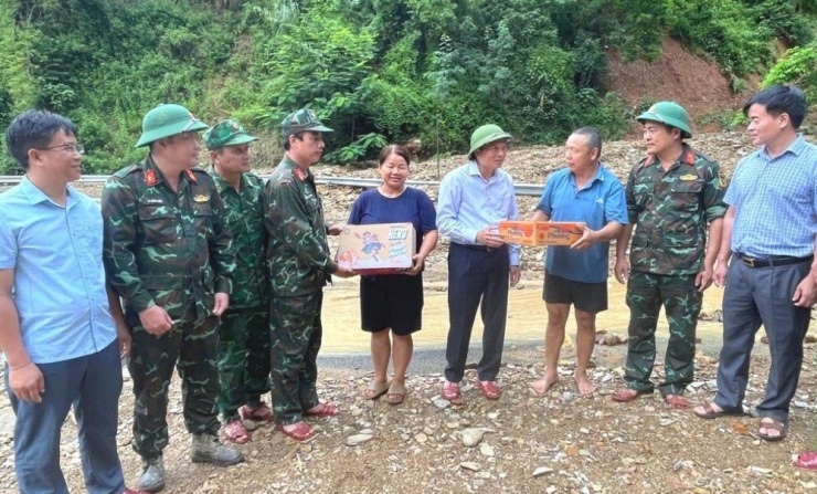 Ông Lê Hồng Vinh, Chủ tịch UBND tỉnh Nghệ An (thứ tư từ phải sang) thăm hỏi, động viên, tặng quà hỗ trợ người dân xã miền núi Mường Típ.