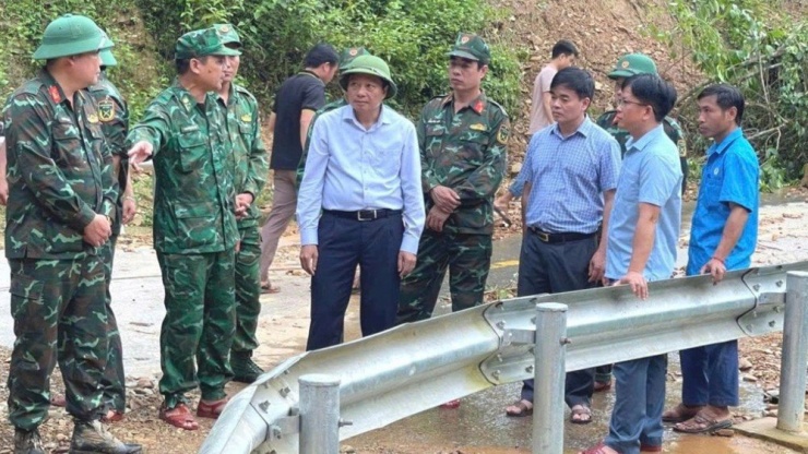 Chiều 25-7, ông Lê Hồng Vinh - Chủ tịch UBND tỉnh Nghệ An đã trực tiếp kiểm tra, chỉ đạo công tác khắc phục hậu quả lũ quét tại xã biên giới Mường Típ.