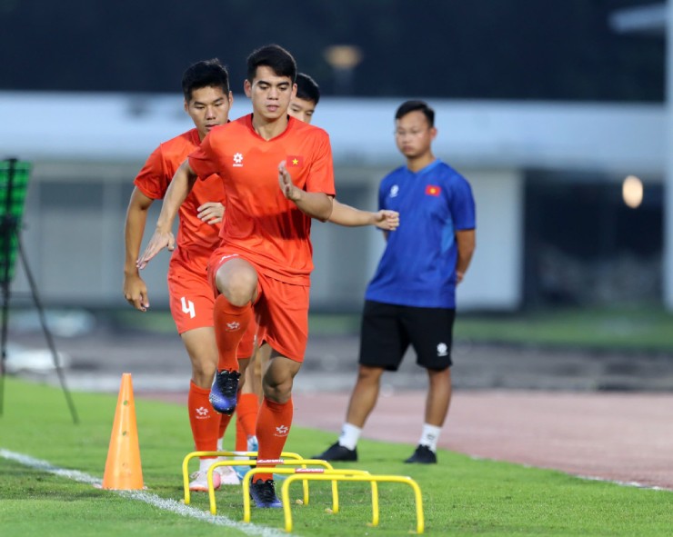 U23 Việt Nam vui tươi trở lại sân tập, có lực lượng mạnh nhất chờ đấu U23 Indonesia - 6