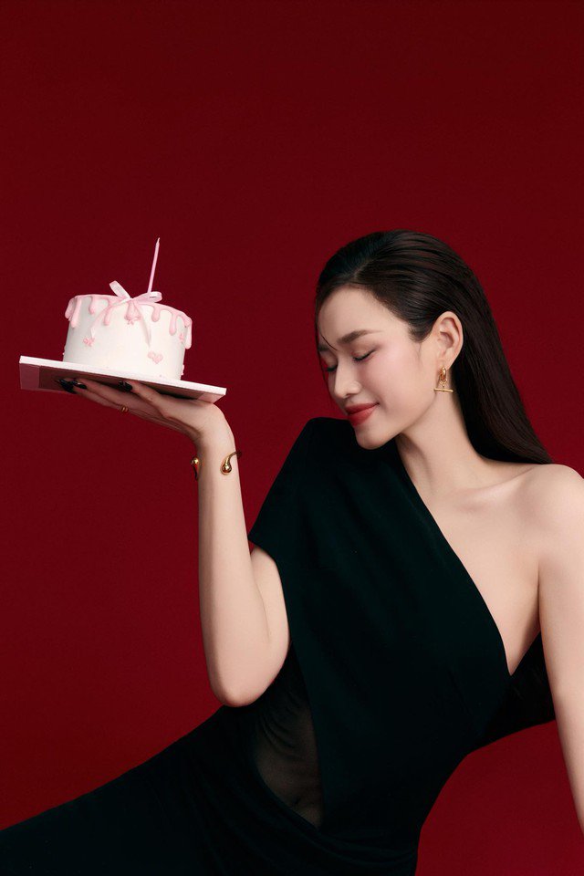 Hoa hậu Đỗ Thị Hà đón sinh nhật tuổi 24.