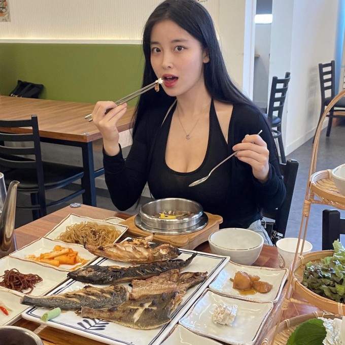 Cô nàng người Hàn tuân thủ chế độ ăn giàu protein và chất xơ khi giảm cân, hạn chế tối đa đồ ngọt và đồ ăn vặt.