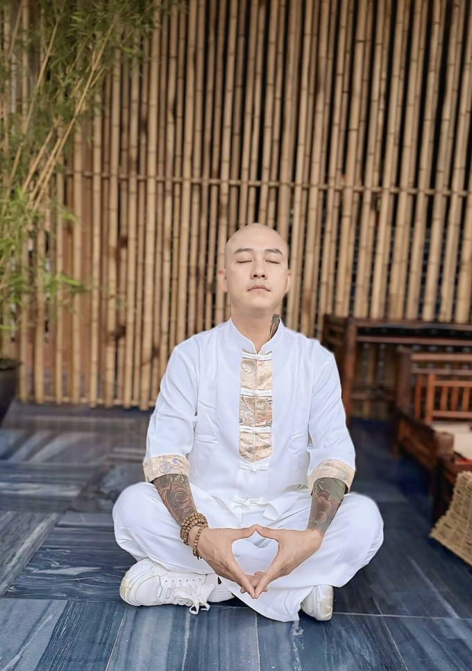 Ca sĩ Tuấn Hưng sau khi xuống tóc. Quy y là phát nguyện quay về nương tựa Tam bảo (Phật, Pháp, Tăng). Người quy y có thể là những phật tử ở đời thường, tu tâm tại gia, giữ giới. Ảnh: Nhân vật cung cấp