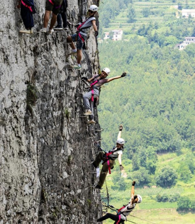 Hình ảnh du khách leo núi tại Ensi tháng 7/2025. Ảnh: Xinhua
