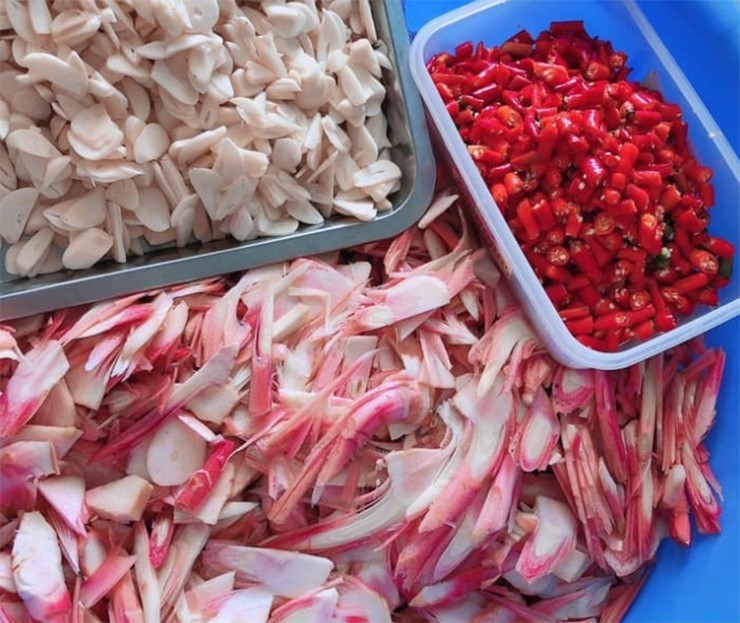 Tại các tỉnh như Lào Cai, Lai Châu, Điện Biên – nơi cây thảo quả mọc nhiều trong rừng sâu, bà con thường hái mầm về chế biến cùng thịt bản, gà đen hoặc cá suối.&nbsp;
