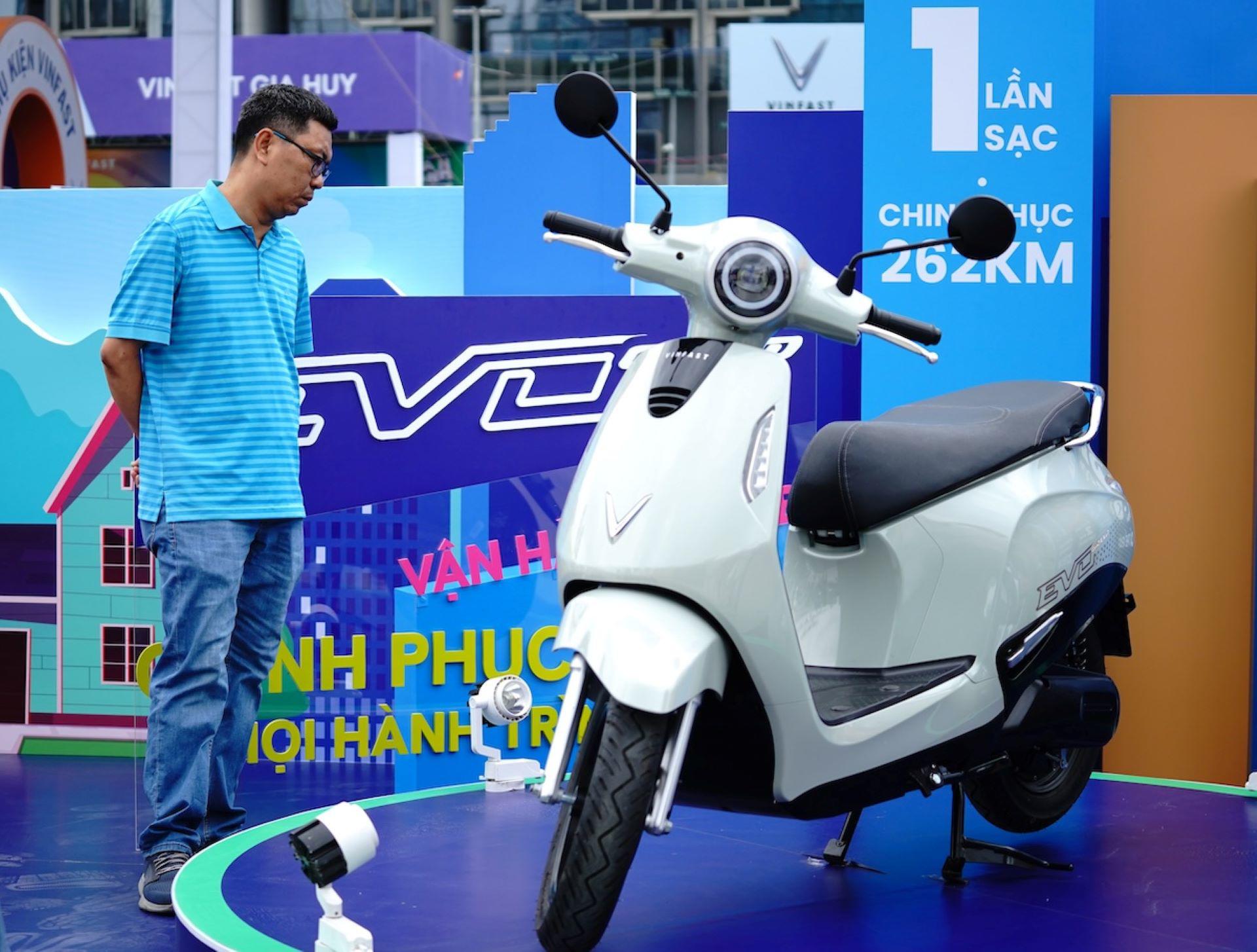 Một trong những tâm điểm nóng nhất của sự kiện là khu vực trưng bày mẫu VinFast Evo Grand - mẫu xe đang tạo nên cơn sốt chưa từng có trên thị trường.