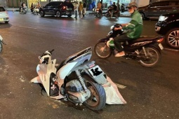 Hà Nội: Xe máy sụt xuống hố sâu khi đang chạy trên đường