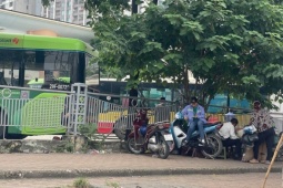 Hà Nội: Vỉa hè nơi cô gái bị người bán trà đá xua đuổi giờ ra sao?