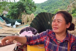 Nhà chìm theo lũ dữ, cô giáo ôm bình oxy chạy thoát trong gang tấc