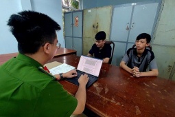 Can ngăn đánh nhau trong quán nhậu, cô gái bị đâm vào đùi