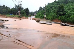 Tháo rào chắn lái ô tô băng qua cầu tràn, 4 thanh niên bị cuốn trôi