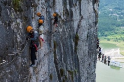 Thị trấn hẻo lánh đổi đời nhờ làm du lịch mạo hiểm