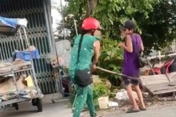 Cô ruột hành hung cháu trai do không bán hết vé số
