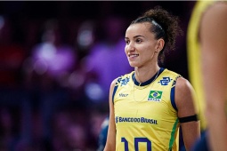 Người đẹp bóng chuyền Brazil bật cao 3m17, chặn đứng cú sốc của tuyển Nhật Bản
