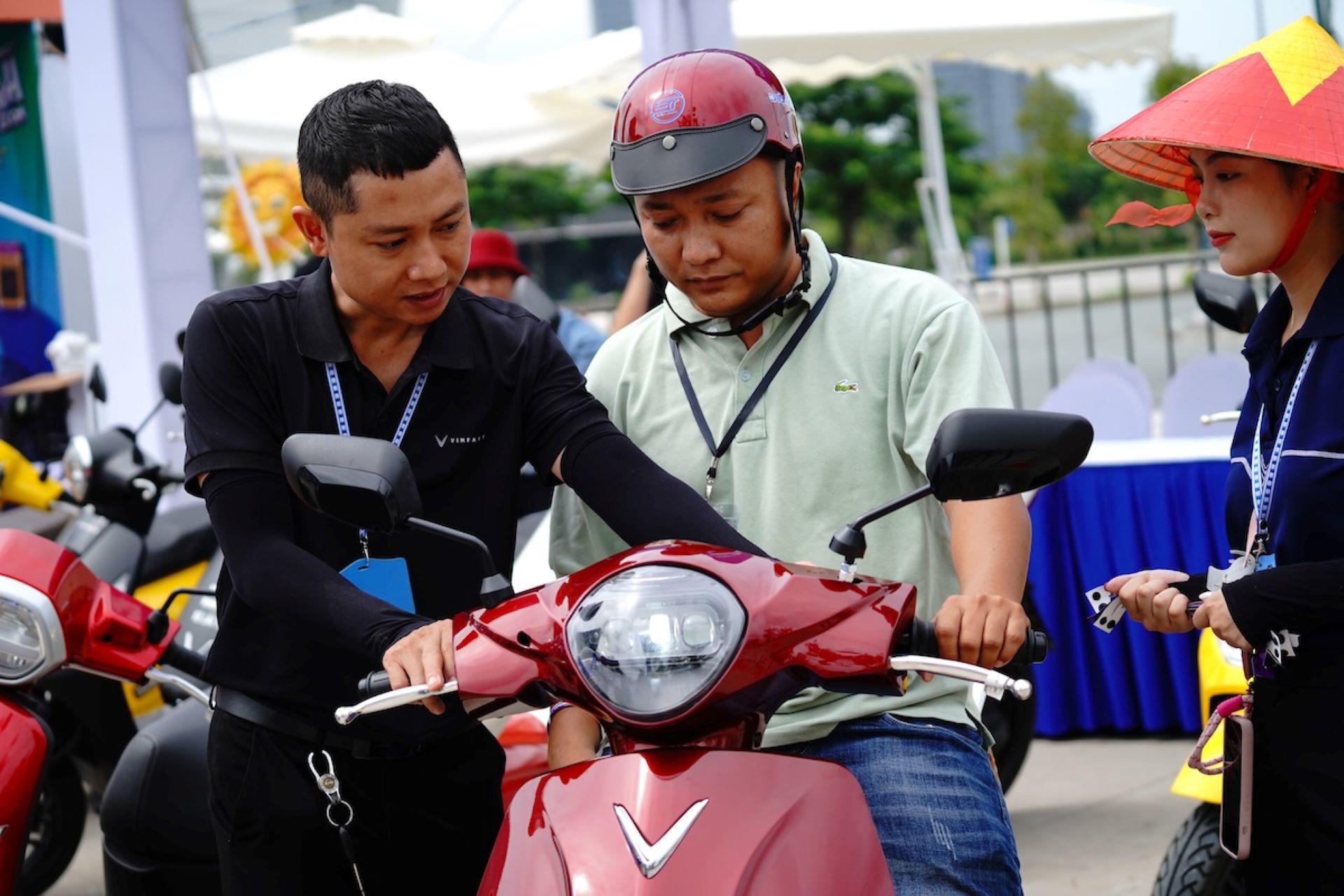 Anh Minh Tuấn (TP.HCM) chia sẻ sự hài lòng với xe điện VinFast và mong muốn đổi xe điện cho gia đình