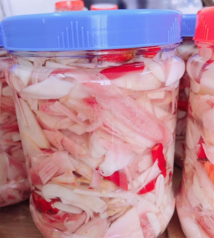 Ngoài ra, mầm thảo quả còn được xào với trứng, thịt gác bếp hoặc muối chua với tỏi ớt để ăn kèm thịt luộc, thịt nướng, vừa giúp giảm độ ngán vừa tăng hương vị.
