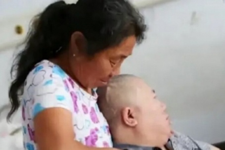 Mẹ vợ chăm con rể thực vật 9 năm, ngày tỉnh lại anh nói 4 từ khiến bà bật khóc