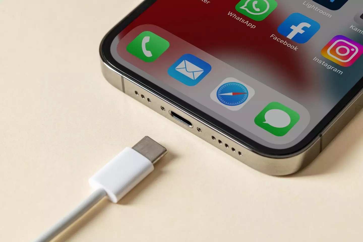 Không để iPhone sạc hoặc hoạt động ở nơi có nhiệt độ cao.