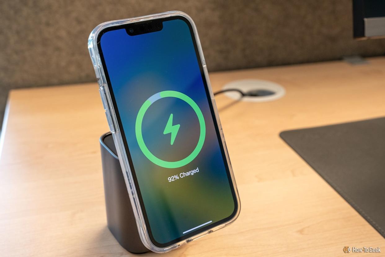 Sạc pin iPhone qua đêm có thể làm giảm tuổi thọ pin.