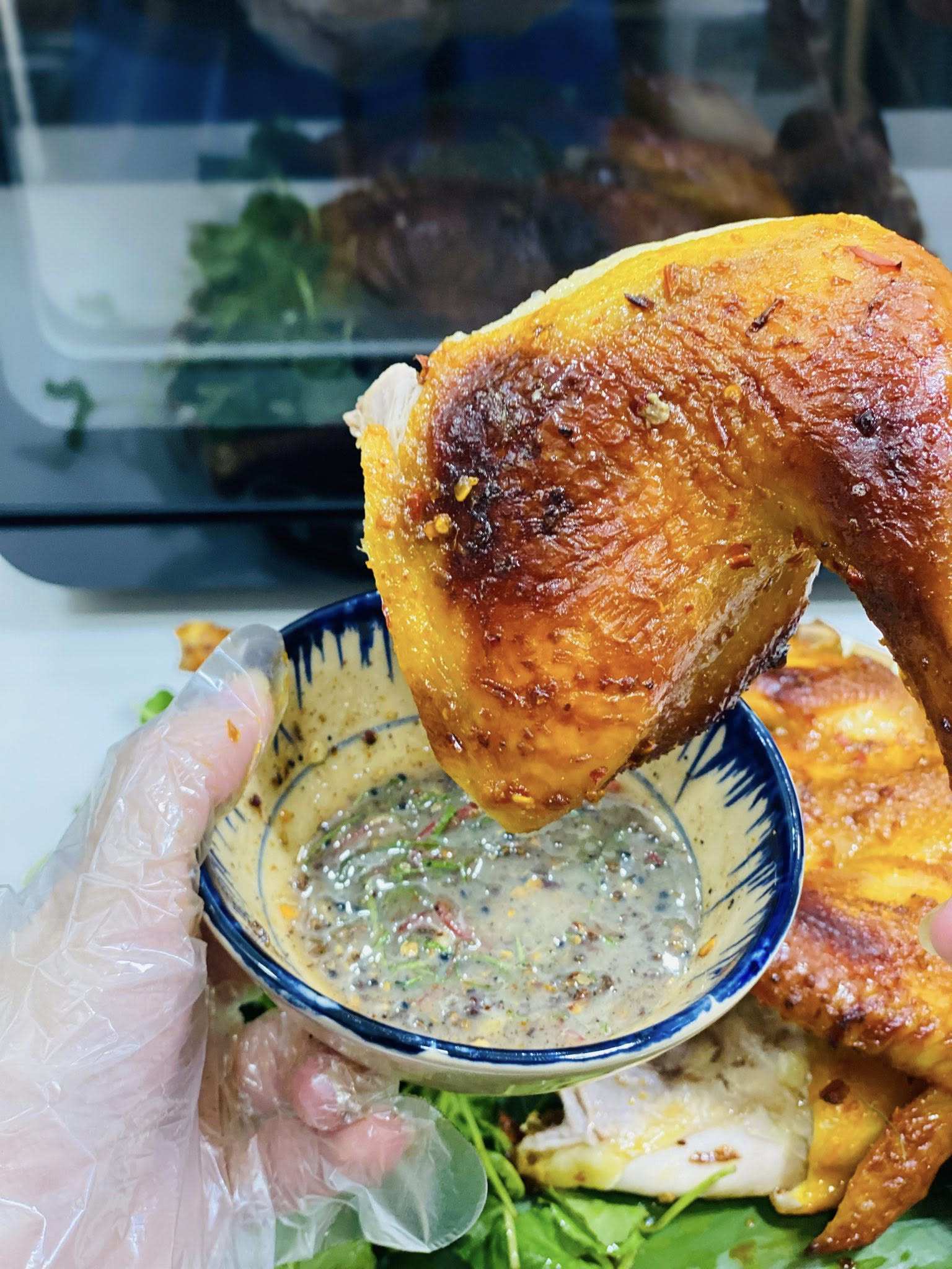 Gà nướng chấm với muối tiêu chanh hoặc tương ớt cay, thêm dưa leo và rau răm ngon hết sẩy!