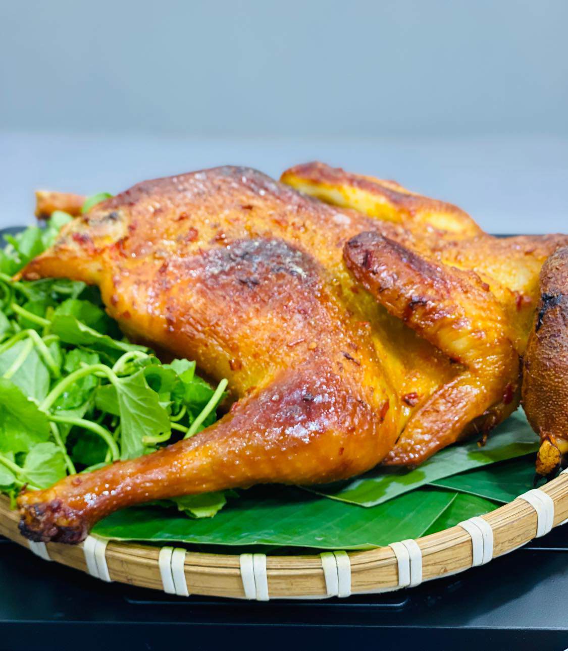  Thành phẩm: Gà vàng ươm, da giòn cay nhẹ, thịt mềm thơm dậy mùi muối ớt.