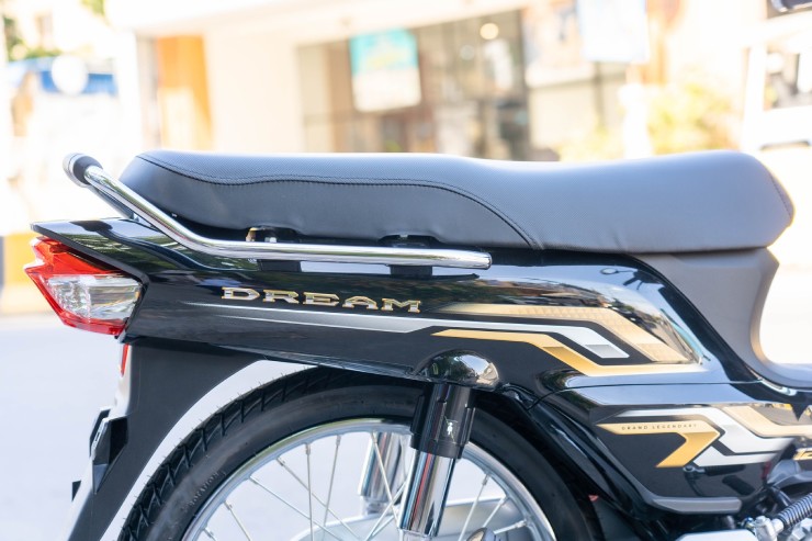 Huyền thoại 2025 Honda Dream rao bán hơn 2.000 USD ở Campuchia - 3