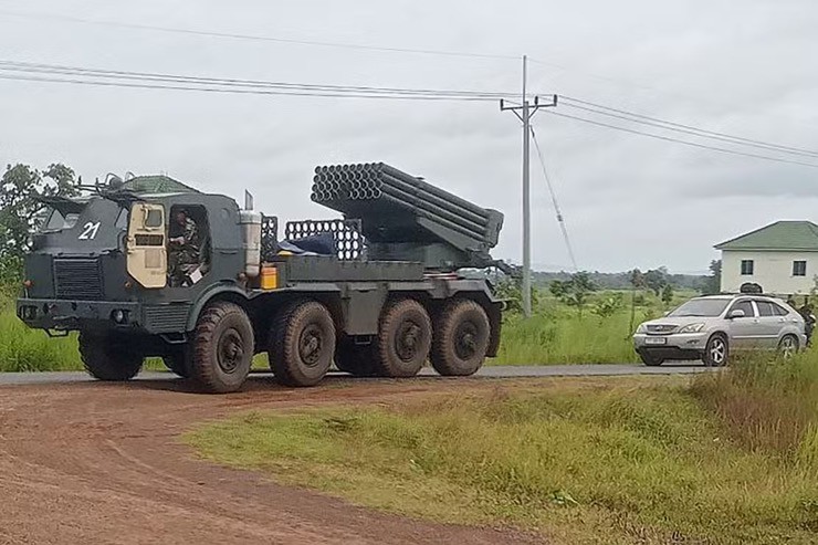 Pháo phản lực BM-21 của quân đội Campuchia. Ảnh: AFP.