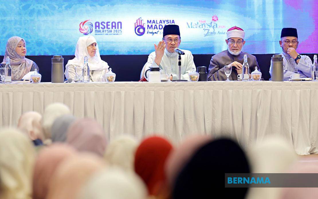 Thủ tướng Malaysia – ông Anwar Ibrahim (giữa ảnh)