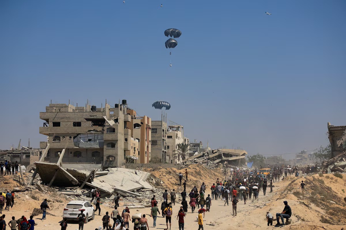 Hàng viện trợ được thả bằng dù xuống Dải Gaza (ảnh: Reuters)