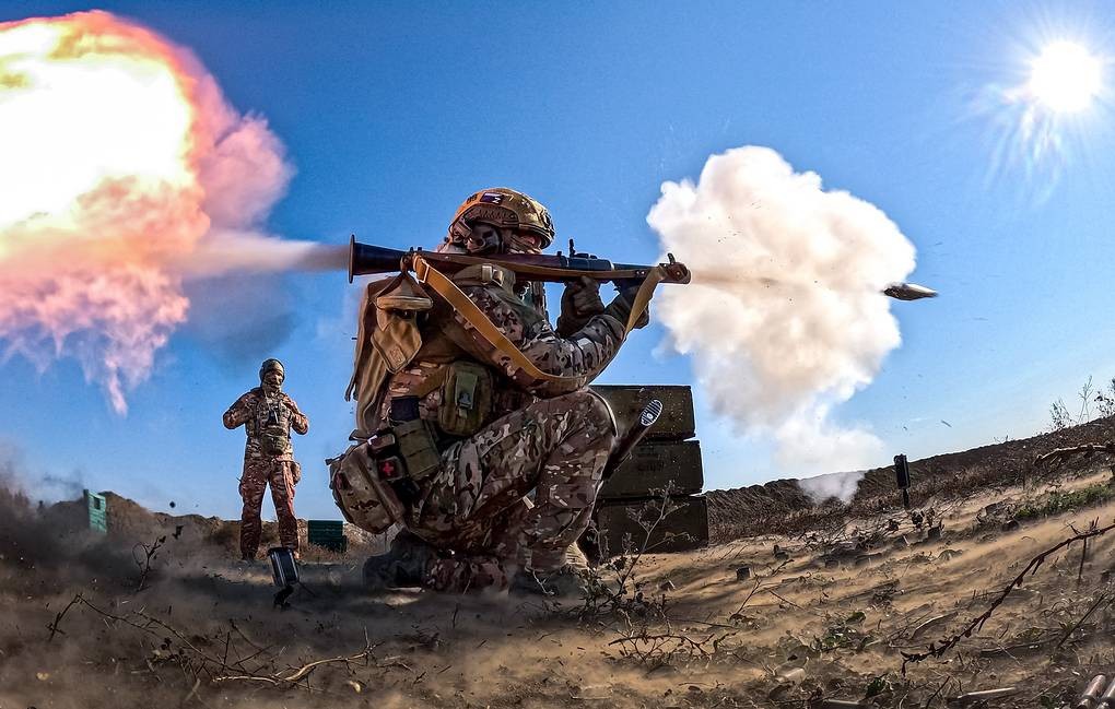 Binh sĩ Nga nã pháo cầm tay trên chiến trường Donetsk (ảnh: TASS)