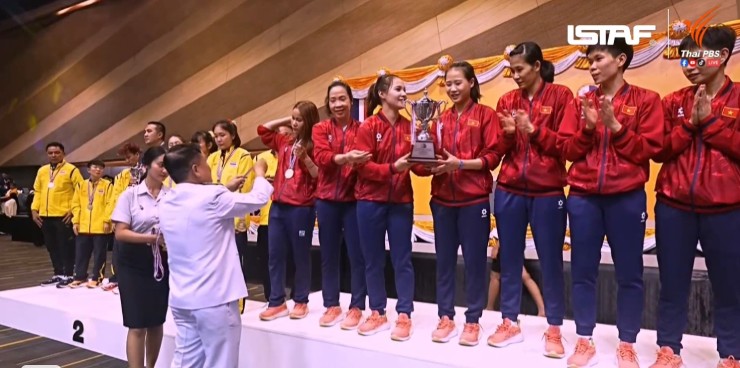 Niềm vui của các cô gái Việt Nam khi đứng trên bục vinh quang 