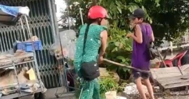 Cô ruột hành hung cháu trai do không bán hết vé số