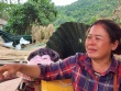 Nhà chìm theo lũ dữ, cô giáo ôm bình oxy chạy thoát trong gang tấc