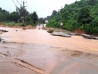 Tháo rào chắn lái ô tô băng qua cầu tràn, 4 thanh niên bị cuốn trôi
