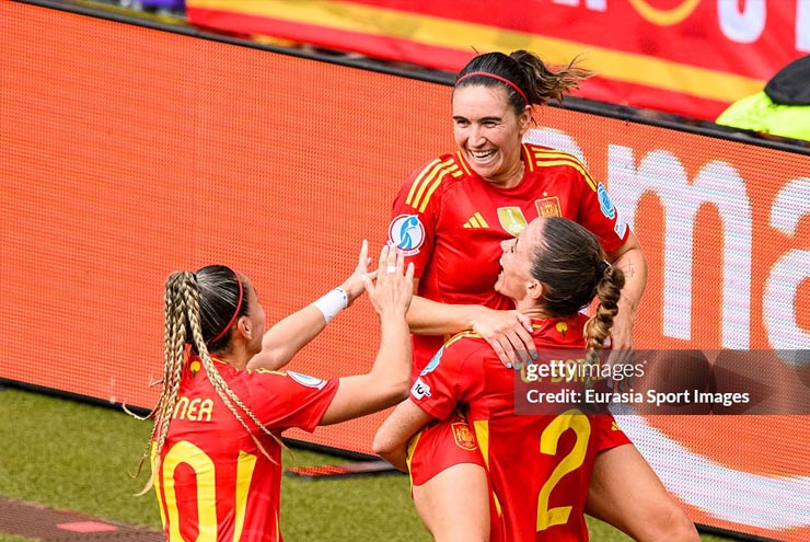 ĐT nữ Tây Ban Nha khởi đầu trận đấu suôn sẻ hơn khi mở tỷ số ở phút 25 nhờ công của&nbsp;Caldentey.&nbsp;