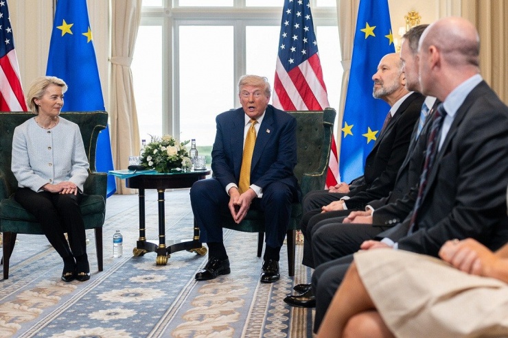 Tổng thống Mỹ Donald Trump (phải) và Chủ tịch EC Ursula von der Leyen. Ảnh: NYT