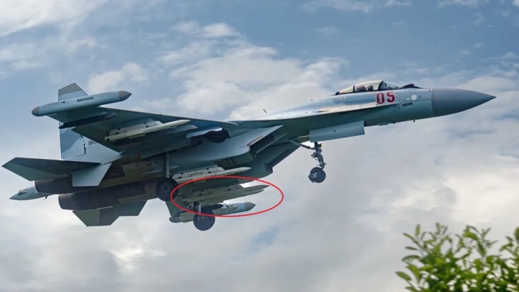 Máy bay chiến đấu Su-35 của Nga được trang bị tên lửa R-73, R-77 và K-77M.