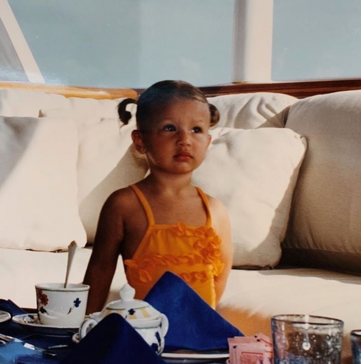 "Bé'' Bella Hadid buộc tóc hai bên, được khen đáng yêu.