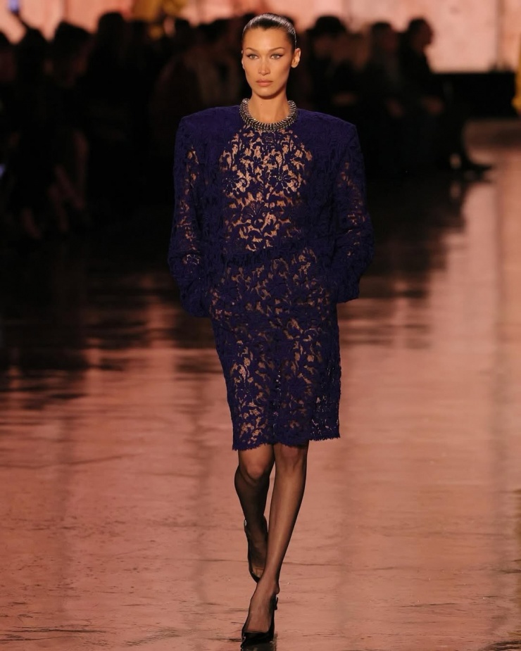 Bella Hadid trình diễn catwalk tại show của YSL hồi tháng 3.