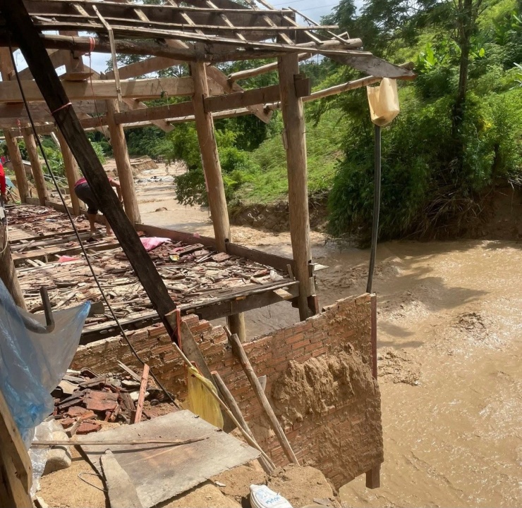 Lũ quét đã cuốn trôi 3 nhà dân và 2 nhà văn hóa bản.