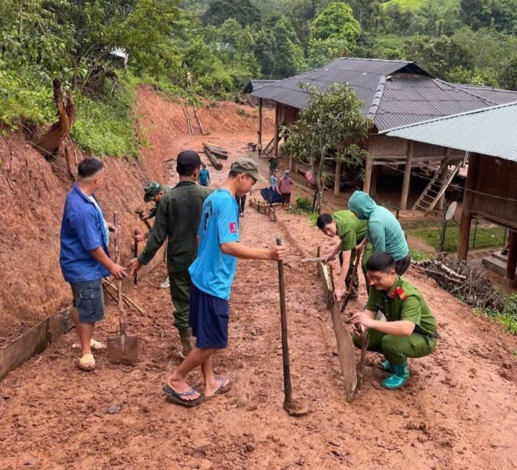 Lũ quét trong đêm ở Mường Luân: Nhà sập, ô tô trôi, bản làng tan hoang - 4