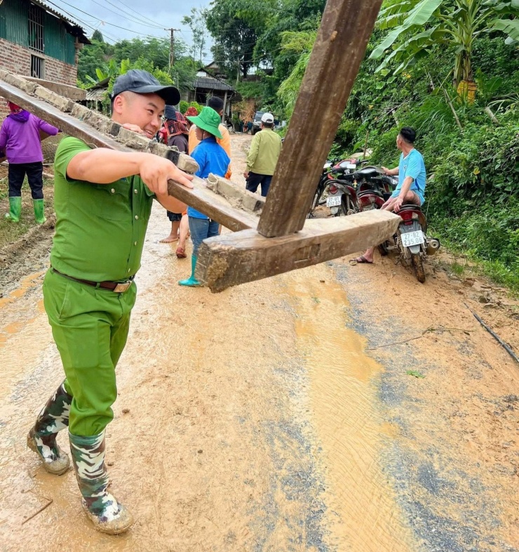 Lực lượng chức năng tại chỗ giúp dân khắc phục hậu quả sau bão lũ.