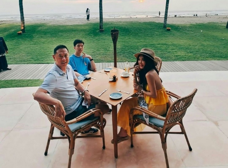 Gia đình Ôn Bích Hà thường xuyên khoe khoảnh khắc bên nhau trên mạng xã hội.